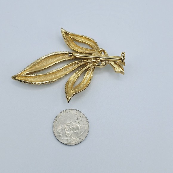 Vintage Brooch Gold Tone Ribbed Leaf Statement Estate Jewelry Pin - Picture 6 of 10
